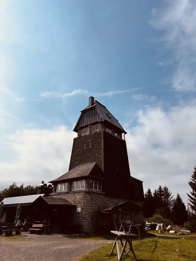 Hanskühnenburg: steinerner Aussichtsturm mit Baude auf dem Acker im Harz
