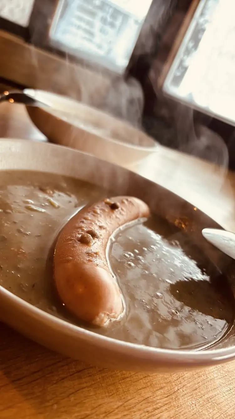 Dampfende Erbsensuppe mit Bockwurst in der Baude der Hanskühnenburg
