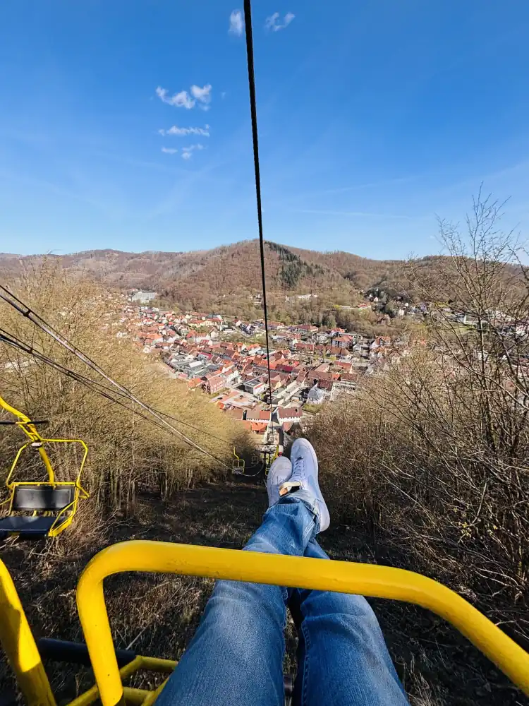Fahrt mit der Burgseilbahn Bad Lauterberg: Blick aus der gelben Doppelsesselbahn über die Dächer der Stadt