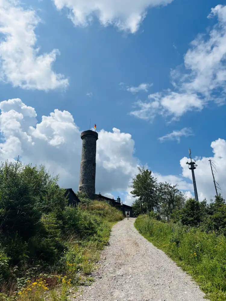 Letzter Anstieg auf dem Schotterweg zum Knollenturm mit Baude auf dem Großen Knollen